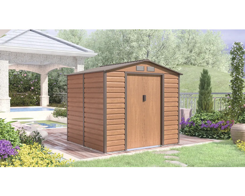 Záhradný domček vo vzhľade dreva so sedlovou strechou a dvojkrídlovými dverami v svetlej záhrade s bazénom, drevenou terasou a altánkom.