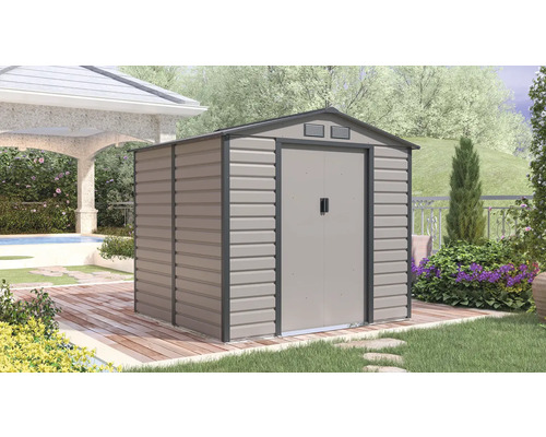 Kovový záhradný domček so sedlovou strechou a dvojkrídlovými dverami na drevenej terase vo svetlej, upratanej záhrade.