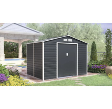 Moderný kovový záhradný domček v antracitovej farbe s bielym rámom, sedlovou strechou a dvojkrídlovými dverami v záhrade na drevenej terase.