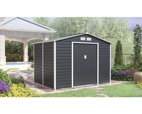 Moderný kovový záhradný domček v antracitovej farbe s bielym rámom, sedlovou strechou a dvojkrídlovými dverami v záhrade na drevenej terase.