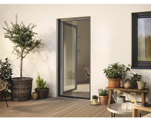 Terasa s rastlinami, terasovými dverami a oknom pre vonkajšie použitie