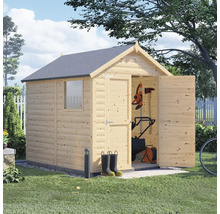 Drevený záhradný domček s otvorenými dverami a záhradným náradím vo vnútri