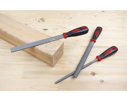 Rašple na drevo s plastovou rukoväťou a kusom dreva