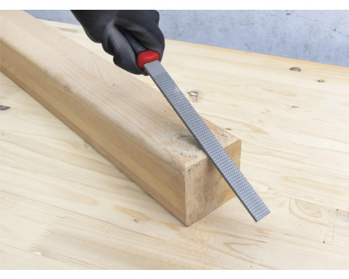 Rašpľa na drevo používaná na kuse dreva