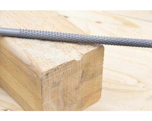 Rašpľa na drevo na opracovanie kusu dreva