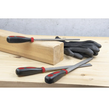 Drevený blok, rukavice a rôzne pilníky na drevenom povrchu.