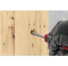 Drevená doska sa opracováva rašpľou.