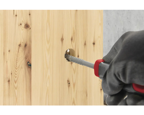 Drevená doska sa opracováva rašpľou.