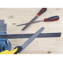 Plochý pilník na obrábanie kovov vo zveráku