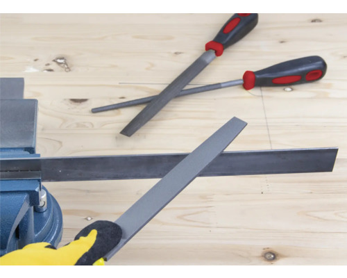 Plochý pilník na obrábanie kovov vo zveráku