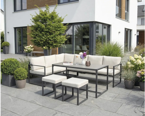 Záhradný nábytok s rohovou lavicou, stolom a stoličkami na terase pred moderným domom