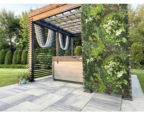 Scéna s vírivkou pod pergolou a zvislou záhradnou stenou