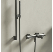 Sprchová súprava v antracitovej farbe pozostávajúca z ručnej sprchy, sprchovej tyče a nástennej batérie.