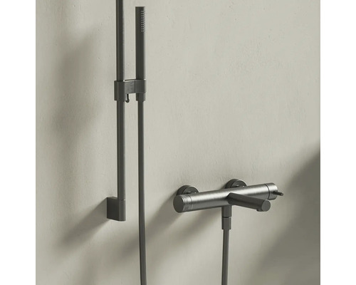 Sprchová súprava v antracitovej farbe pozostávajúca z ručnej sprchy, sprchovej tyče a nástennej batérie.