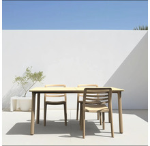 Záhradný stôl so stoličkami na terase