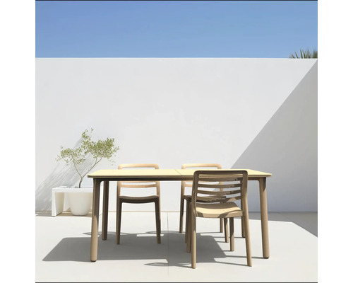 Záhradný stôl so stoličkami na terase