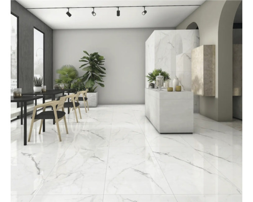 Svetlá izba s mramorovou podlahou, stolmi, stoličkami a rastlinami