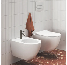 Svetlá moderná kúpeľňa so závesným bidetom s tmavou batériou a závesným WC pri obložených stenách a terazzovej podlahe.