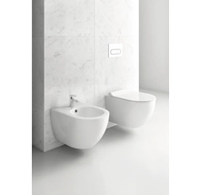 Moderná svetlá kúpeľňa so závesnou toaletou, bidetom s batériou a ovládacím tlačidlom pred obkladmi s mramorovým efektom.