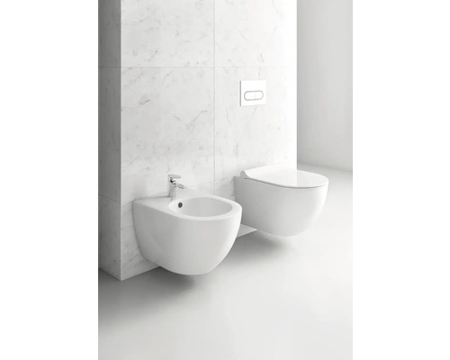 Moderná svetlá kúpeľňa so závesnou toaletou, bidetom s batériou a ovládacím tlačidlom pred obkladmi s mramorovým efektom.