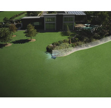 Robotická kosačka vo veľkej záhrade s digitálnym zobrazením navigačného systému a hraníc pred moderným domom.