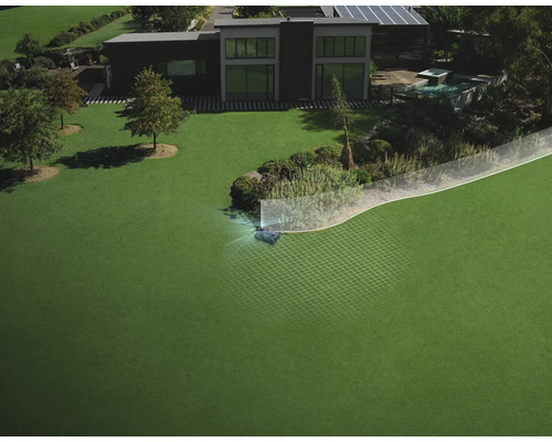 Robotická kosačka vo veľkej záhrade s digitálnym zobrazením navigačného systému a hraníc pred moderným domom.