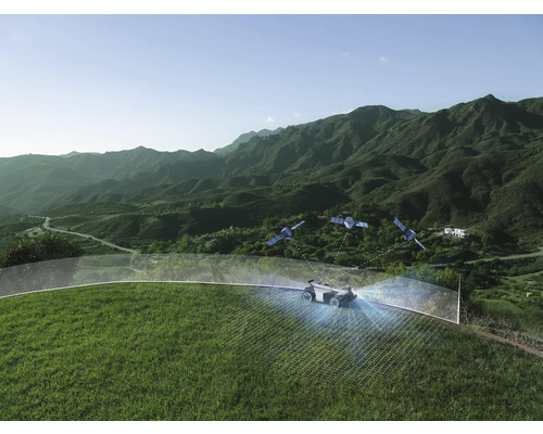 Robotická kosačka na strmom trávnatom svahu so satelitnou navigáciou a virtuálnym ohraničením v horskej krajine.