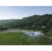 Robotická kosačka na trávniku so satelitnou navigáciou a virtuálnou hranicou v horskej krajine.