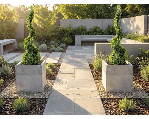 Moderná, svetlá záhrada s kamenným chodníkom, dvoma špirálovitými buxusmi v hranatých kvetináčoch, betónovými lavicami a štrkom.