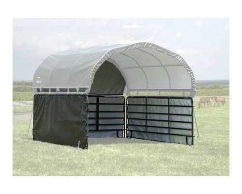 Mobilný prístrešok pre zvieratá so sivou klenutou strechou a čiernymi kovovými ohradami na lúke.