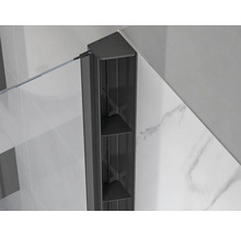Čierny stenný profil pre sprchové steny s integrovanými odkladacími priehradkami a držiakom na sklenenú tabuľu.