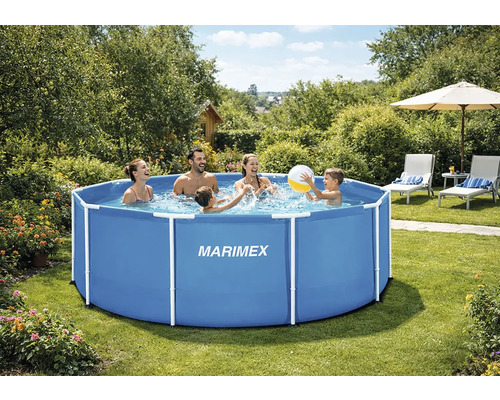 Rodina sa hrá s loptou v rámovom bazéne Marimex v slnečnej záhrade s ležadlami a stromami.