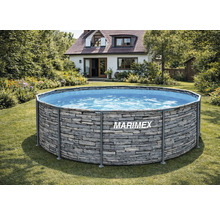 Nadzemný bazén Marimex s dekorom kameňa v slnečnej záhrade pred rodinným domom.