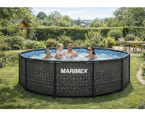 Rámový bazén Marimex s ratanovým vzorom v záhrade s kúpajúcou sa rodinou.