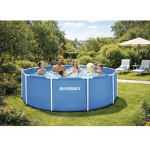 Okrúhly Marimex bazén s konštrukciou na svetlej záhrade so štvorčlennou rodinou hrajúcou sa vo vode.