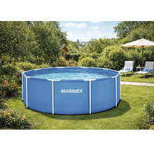 Okrúhly modrý nadzemný bazén s bielou rúrkovou konštrukciou Marimex na slnečnej záhrade s trávnikom, kvetmi a lehátkami.