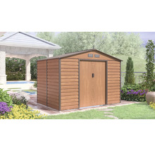 Záhradný domček vo vzhľade dreva so sedlovou strechou a dvojkrídlovými dverami na drevenej terase v záhrade s bazénom a altánkom.