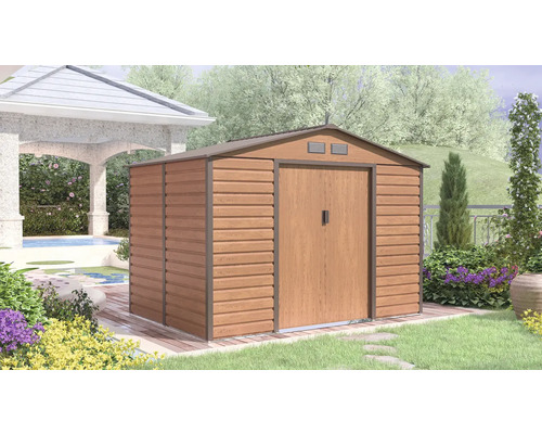 Záhradný domček vo vzhľade dreva so sedlovou strechou a dvojkrídlovými dverami na drevenej terase v záhrade s bazénom a altánkom.