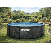 Okrúhly nadzemný bazén Marimex s ratanovým vzorom v záhrade so záhradným domčekom a posedením.