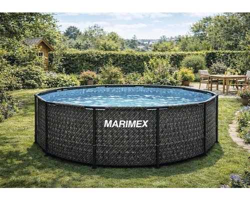 Okrúhly nadzemný bazén Marimex s ratanovým vzorom v záhrade so záhradným domčekom a posedením.
