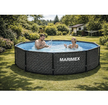 Okrúhly nadzemný bazén Marimex so sivým ratanovým vzorom a Marimex Logo v záhrade. Pár sa cáka vo vode. Vnútorná strana s modrou mozaikou.