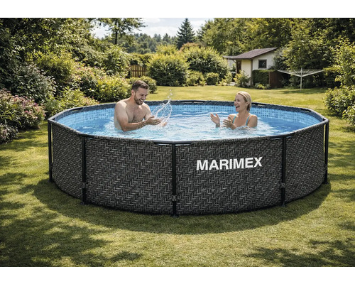 Okrúhly nadzemný bazén Marimex so sivým ratanovým vzorom a Marimex Logo v záhrade. Pár sa cáka vo vode. Vnútorná strana s modrou mozaikou.