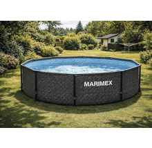 Okrúhly nadzemný bazén Marimex s konštrukciou, vonkajším ratanovým dekorom a modrou mozaikou vo vnútri v záhrade.