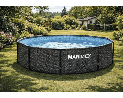 Okrúhly nadzemný bazén Marimex s konštrukciou, vonkajším ratanovým dekorom a modrou mozaikou vo vnútri v záhrade.