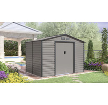 Moderný kovový záhradný domček v sivej farbe so sedlovou strechou a dvojitými dverami v upravenej záhrade s bazénom a altánkom.