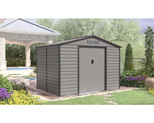 Moderný kovový záhradný domček v sivej farbe so sedlovou strechou a dvojitými dverami v upravenej záhrade s bazénom a altánkom.