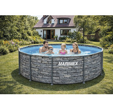 Rodina v nadzemnom kruhovom bazéne Marimex s dekorom kameňa v záhrade pri rodinnom dome.