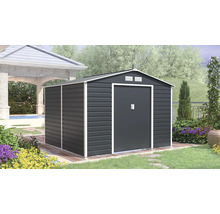 Tmavosivý kovový záhradný domček s bielym rámom, dvojitými posuvnými dverami a sedlovou strechou na drevenej terase v záhrade.