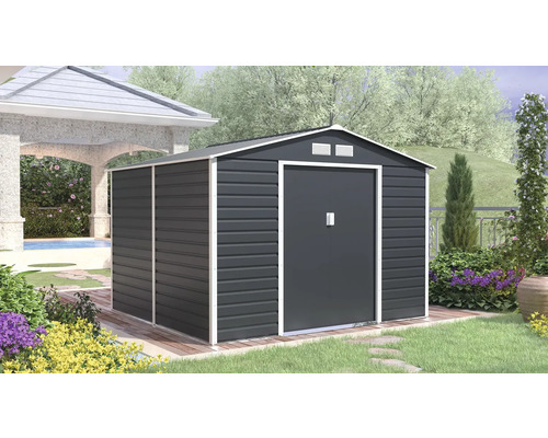 Tmavosivý kovový záhradný domček s bielym rámom, dvojitými posuvnými dverami a sedlovou strechou na drevenej terase v záhrade.