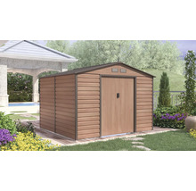 Kovový záhradný domček so vzhľadom dreva, sedlovou strechou a dvojkrídlovými dverami na drevenej terase v záhrade.